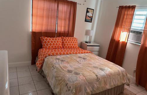 Whole House+Renovated+Pool+Lanai+BBQ+Close to All - Foto 8