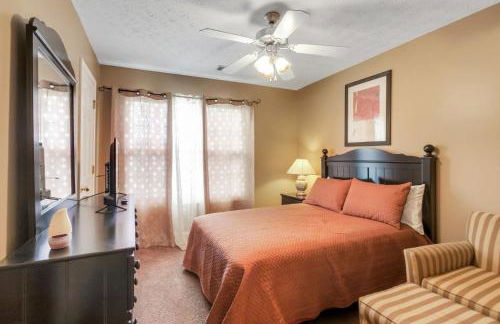 6BR Home • Spacious Yard + Grill • Peaceful Suburb - Foto 13