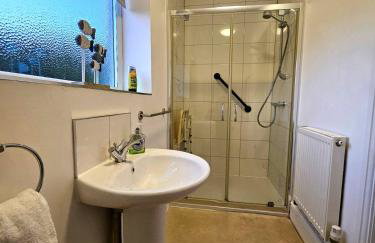 Bristol Airport, 5 Bed House, 5 Bathrooms, WiFi, Ample Parking - Foto 12