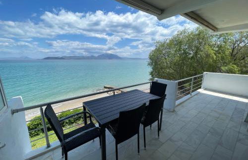 Stunning Beachfront Apartment Strátos - Foto 1