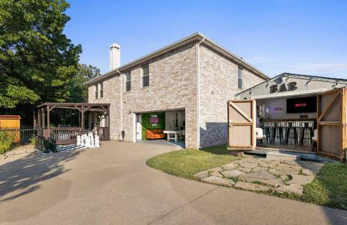 Heated Pool & Spa Mini Golf Bowling Game Room perfect for family - Photo 46