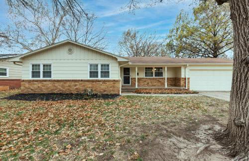 3 Bed 2 Bath Home w 2 Car Garage & Fitness Room - Foto 39