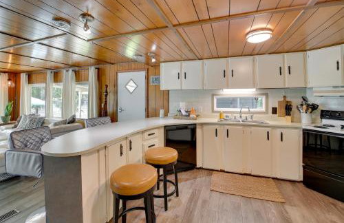 Waterfront Royal Home with Dock and Patio! - Foto 8