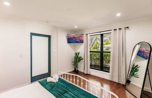 Resort Style Backyard Heated Pool Hot Tub Fire Pit - Foto 29