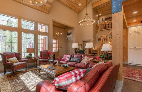 Uncle Chris Cabin by KABINO Air Conditioning Smart TVs Chefs Kitchen Spacious WiFi Grill Bills Island Reservoir Fishing - Foto 1