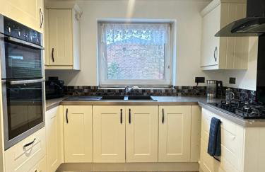 Camberly Spacious 3BR House for 5 super Fast WiFi Free Parking Ideal for Families & Contractors - Foto 8