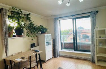 Charming 2 Bedroom Flat with Urban Views - Foto 14