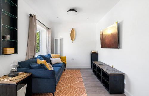 Newly Refurbished 2 Bed Flat - Photo 39