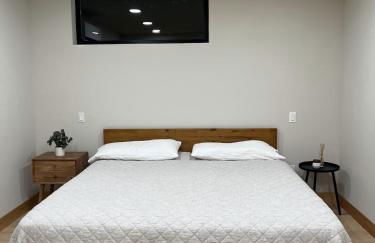 LUXE Hyak Retreat with Sauna, Hot Tub, Game Room, 6BR - Foto 35