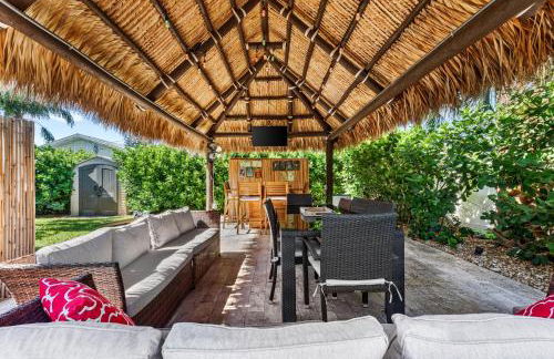 Boho Tiki Villa w Heated Saltwater Pool, King Beds & 6TVs - Photo 10