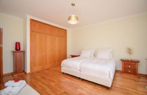 Spacious 4-Bedroom Villa with Private Heated Pool in Quinta da Beloura Sintra Ideal for Families & Long Stays - Foto 42