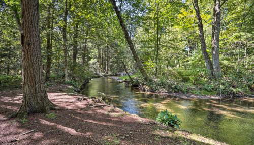16 Mi to Ski Slopes! Creekside Poconos Cottage - Foto 3