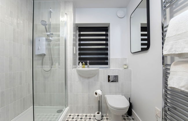 Elliot Oliver - Deluxe Two Bedroom Apartment With Parking & EV Charger - Photo 11