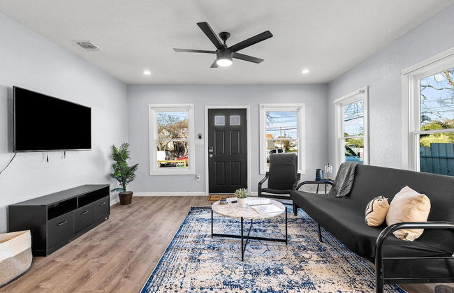 Inviting 4BR 2 5BA Downtown Home With Ample Space - Photo 7