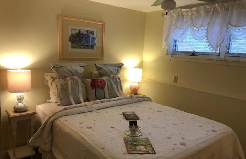 The Sunflower - Hot Tub Hideaway on 13 Wooded Acres - Fire Pit - Lake View - Near Keuka & Seneca Lake - Pet-Friendly - Foto 4