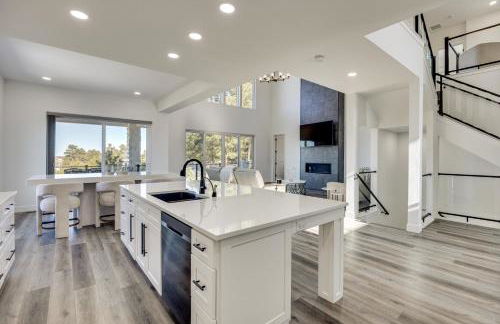 Group Getaway in Monument! High-End Home with Views - Foto 12