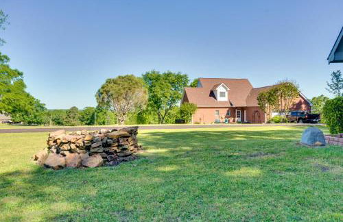 Peaceful Country Home in Serene Setting with Yard - Foto 34