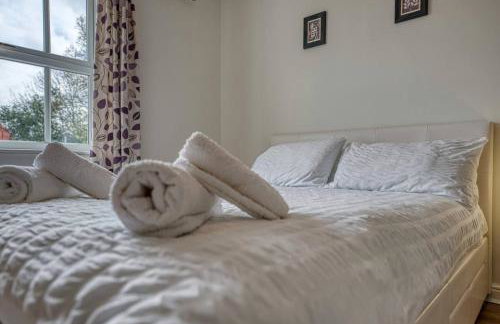 Solihull 2-Bed Flat with Parking-Ideal for Contractors, Business, Long Stays - Photo 16