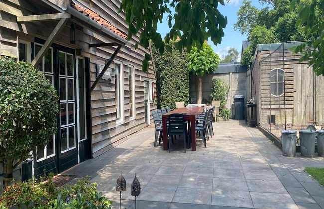 House Situated Peacefully on a Vast Green - Foto 26