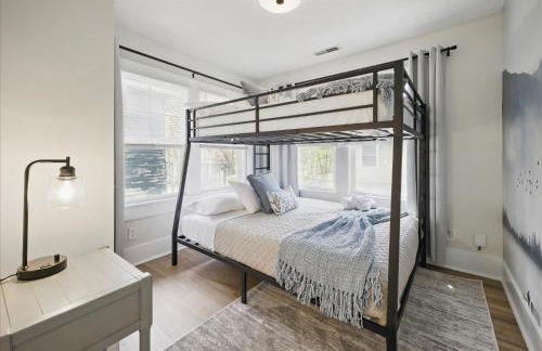 Family Spacious 5BR Retreat w Game Filled Basement Suite - Foto 31