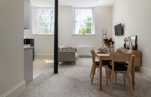 Stunning 1 Bedroom Apartment in a Converted Chapel - Free Parking, Smart TV, Fast WiFi and Self-Check-In by Yoko Property - Foto 13