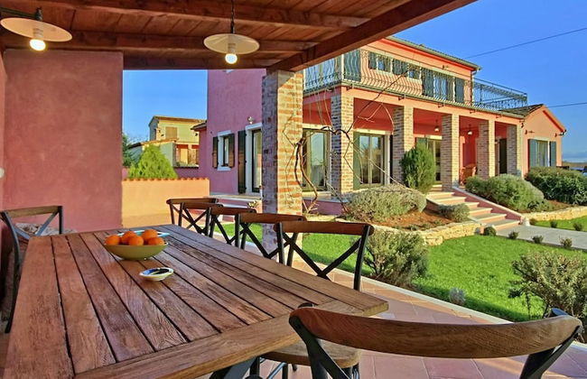 Gorgeous Villa With Private Swimming Pool and Covered Terrace - Foto 26