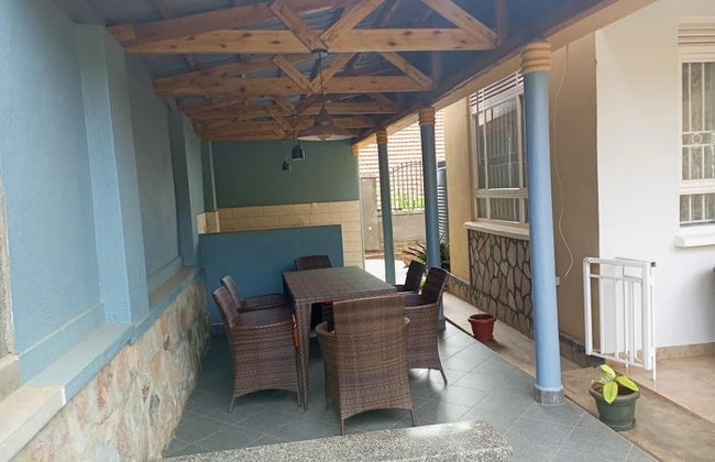 Captivating 3-bed Villa - Photo 40