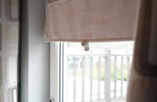 Air Maison - Family Home with Off-Road Parking - Photo 12