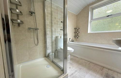 Serene 3-Bedroom Family Rochdale Home with Garden - Foto 23