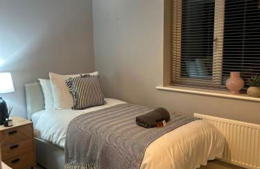 Cozy 2-Bed Home near Barnwell Country Park - Free Parking - Photo 10