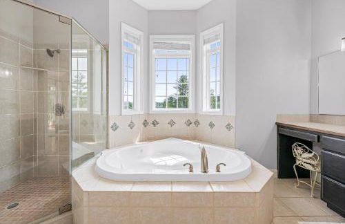 Stunning Modern Retreat! Year-Round Swim Spa | Hot Tub | Movie Room | Firepit - Foto 16