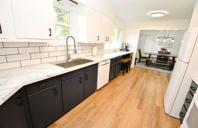 Modern 5 Bedroom Home Sleeps up to 12 15 min Walk to ND 2329 - Foto 7