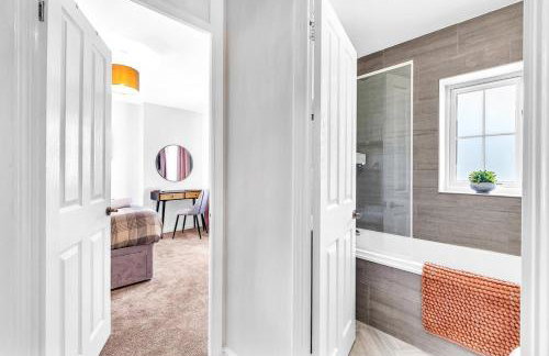 Wheatley House - Great Location - Free Parking, Self-Check-In, Fast Wifi and Smart TVs by Yoko Property - Foto 9