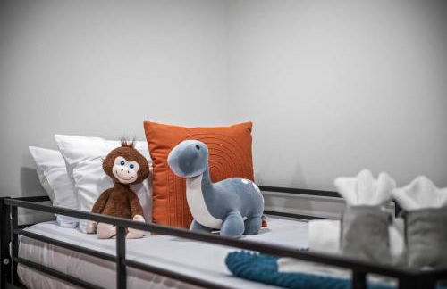 Apt+ 2 Queens+Bunkbed+Free Parking 55"TV - Photo 16