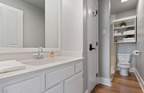 Garden District Balcony Condo w Gated Park - Foto 4