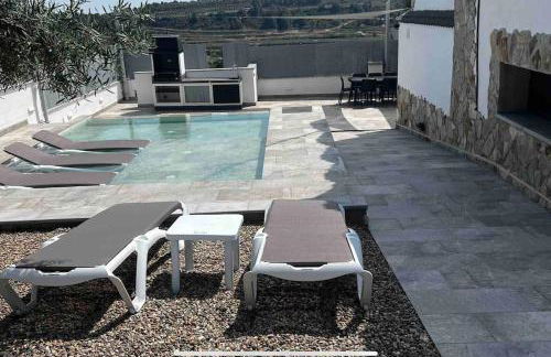 Villa Oasis entre Viñedos cerca de Barcelona con A A y piscina climatizada - Foto 1