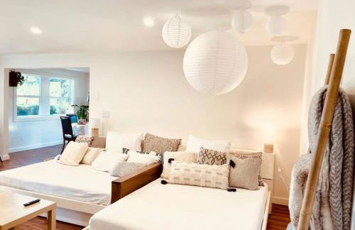 Zen Haus Garden Retreat, prime location, Luxe amenities - Photo 11