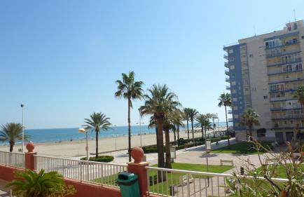 Espectacular terraza y vistas en 1a línea de playa - Foto 38