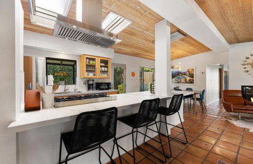 The Ricardo! Mid-Century Villa with Saltwater Pool - Foto 8