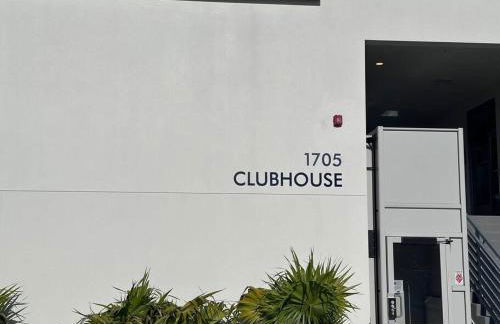 Waterside Retreat: Modern 2BR, Mins to Beach & Apt - Photo 9