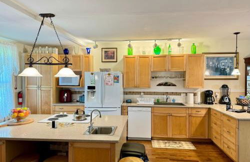 Berkshire Retreat Grand Home with Hot Tub and Large Yard, 5 mins from Jiminy Peak - Foto 10