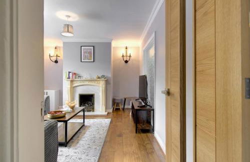 Spacious Heald Green Home with Free Parking - Pass the Keys - Photo 2