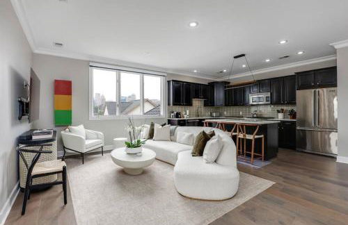 Lumber Barons Detroit Brush Park Penthouse 3BR 2 Kings 1 Queen 2 Baths 1 Car Garage - Photo 3