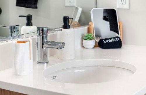 2BR in Downtown with Parking - Foto 38