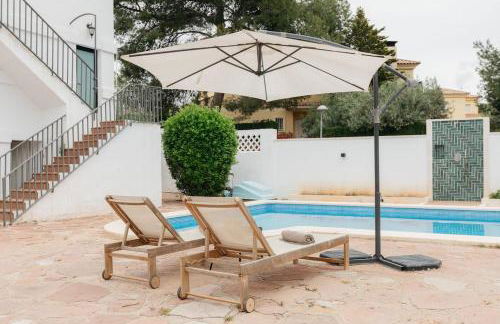 Spacious villa with private pool & garden for 4 - Photo 46