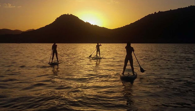 Pratiquez le paddle au coucher du soleil