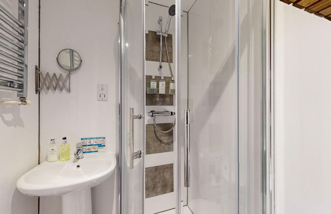 Beautiful Coach House - Photo 21