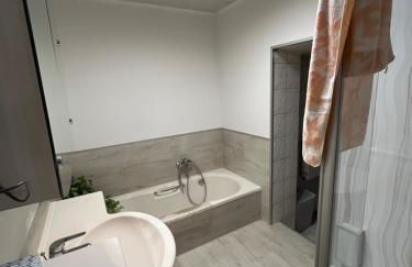 Schöne Zimmer mit gemeinsamer Nutzung von Bad, Toilette und Küche - Foto 23