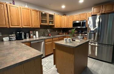 Pocono Hideout Family Home with Hot Tub Deck Sunroom Pool Big Bass Lake Larsen Lake Gouldsboro Clifton Township - Foto 10