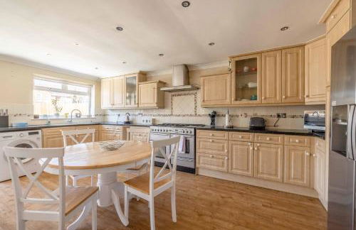 SPACIOUS 3 BEDROOM HOME - GREAT FOR FAMILIES! - By Tempstay - Foto 20